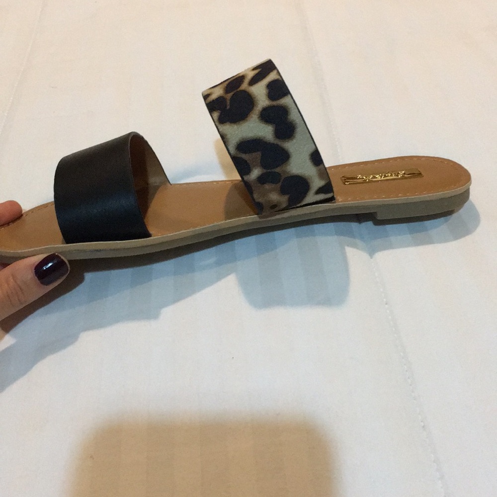 Faux leopard print dual strap sandal